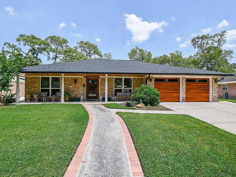 922 Chantilly Ln — Photo 1