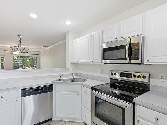 4th image of 121 Hornby Cir