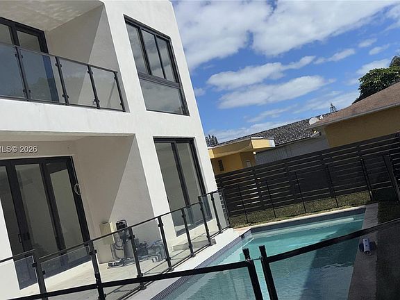 5th image of 2484 SW 18th St