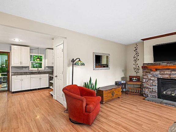 4th image of 1724 Warren Ave