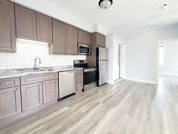 3rd image of 1424 E 53rd St #302