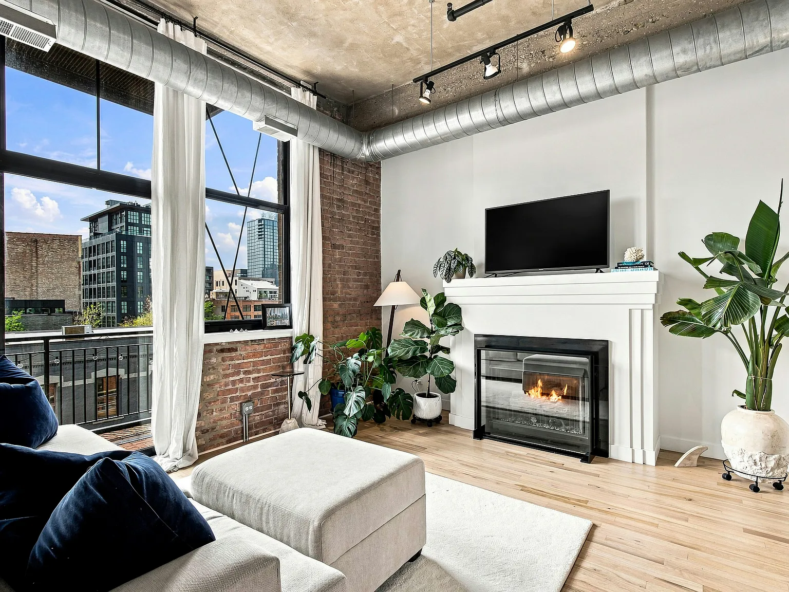817 W Washington Blvd — Photo 2
