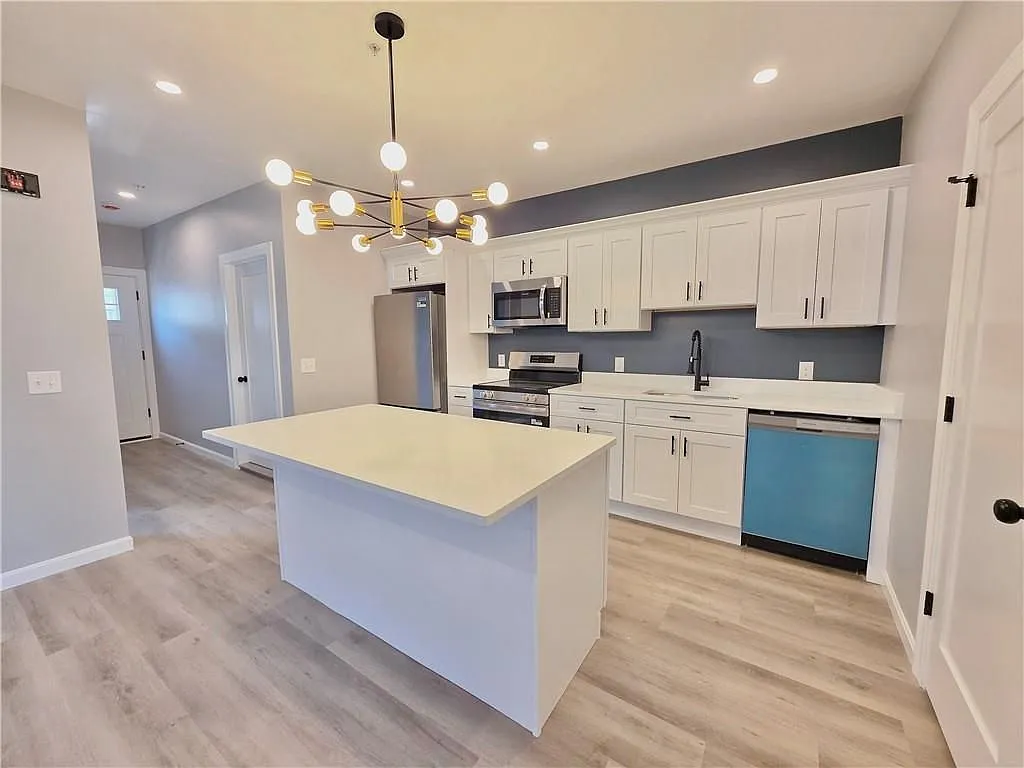 3 bed, 1.0 bath, 1200 sqft, $2,595 — Photo 4