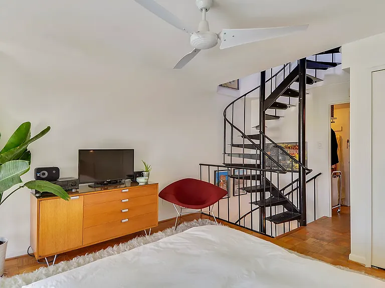 3 LEVELS - Main Floor, Bedroom &...