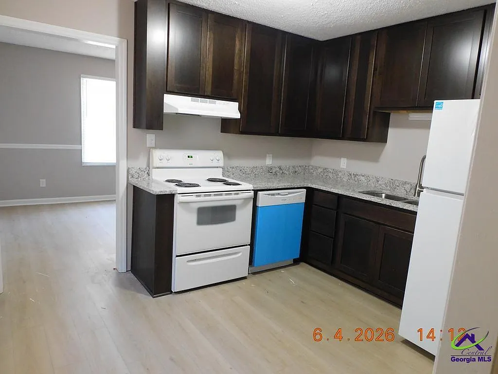 3 bed, 2.5 bath, 1768 sqft, $1,500 — Photo 4