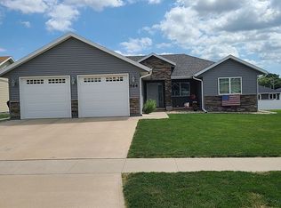 564 13th St SW, Le Mars, IA 51031
