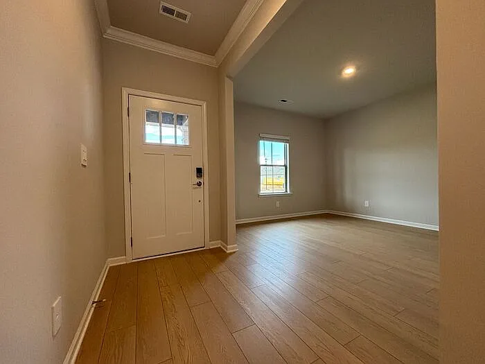 4 bed, 2.0 bath, 2106 sqft, $1,995 — Photo 2