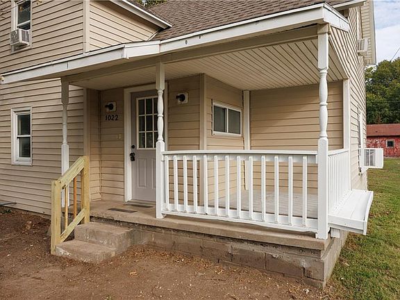 3rd image of 1022 Granby Ave