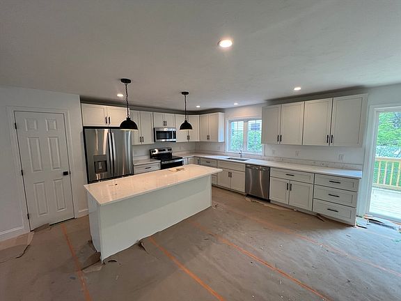 4th image of 39 Lincoln St #A