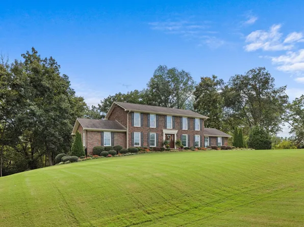 1806 Maclin Dr, Tuscumbia, AL 35674