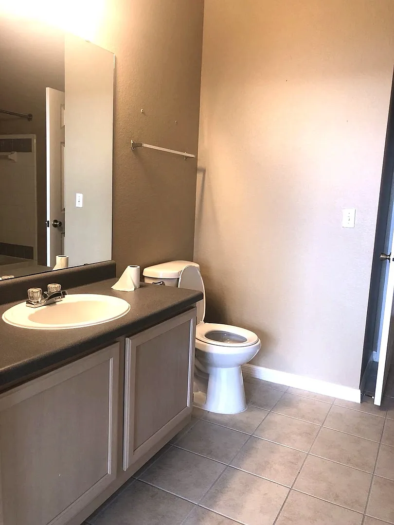 Lake View Upgraded Beautiful 2 Bed 2 Bath Condo With Garage In Metrowest — Photo 4