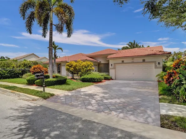 701 Laurel Ln W, Hollywood, FL 33027