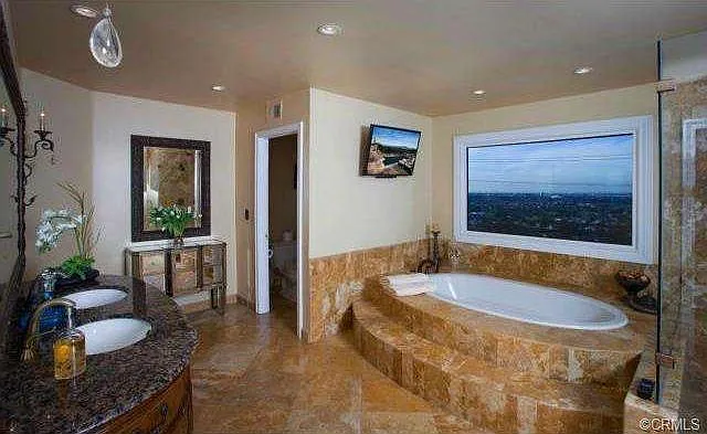 5 bed, 5579 sqft, $15,500 — Photo 4