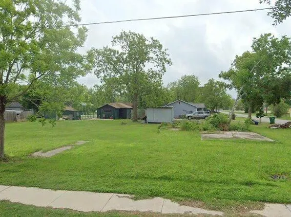 425 W Miller St, Angleton, TX 77515