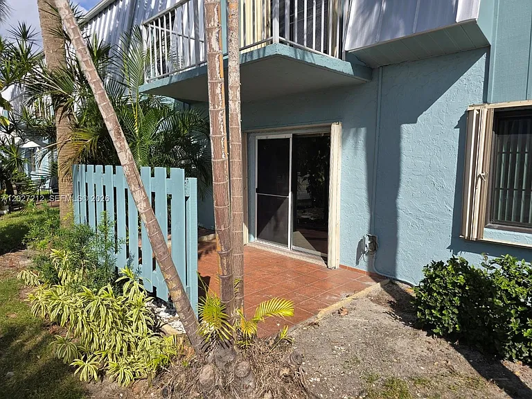 950 S Kanner Hwy #B4 — Photo 2