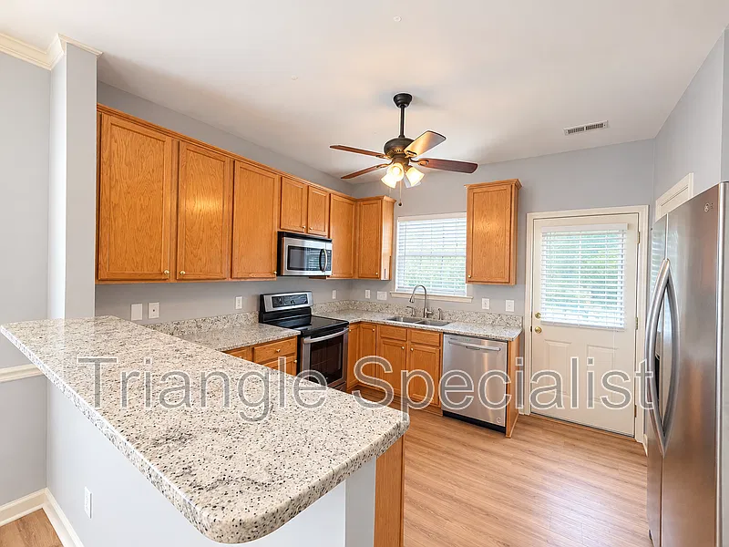 3 bed, 2.0 bath, 1350 sqft, $2,000 — Photo 4