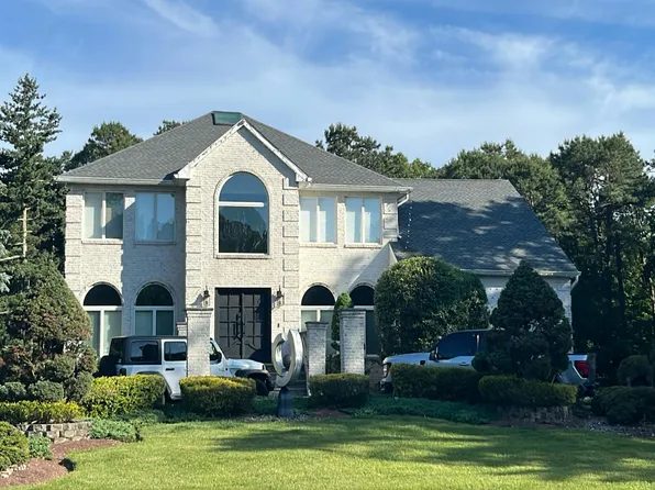 33 Denise Ct, Manalapan, NJ 07726