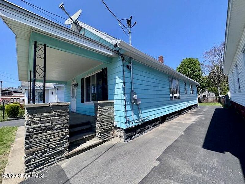 3rd image of 1321 Richard Street