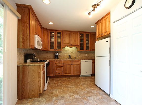 5th image of 4517 Hilltop Dr