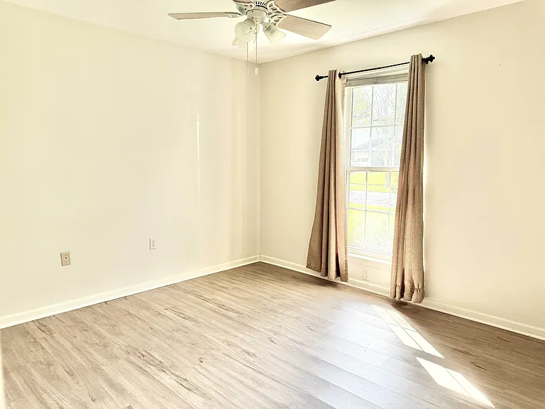 555 Burgin Ave — Photo 5