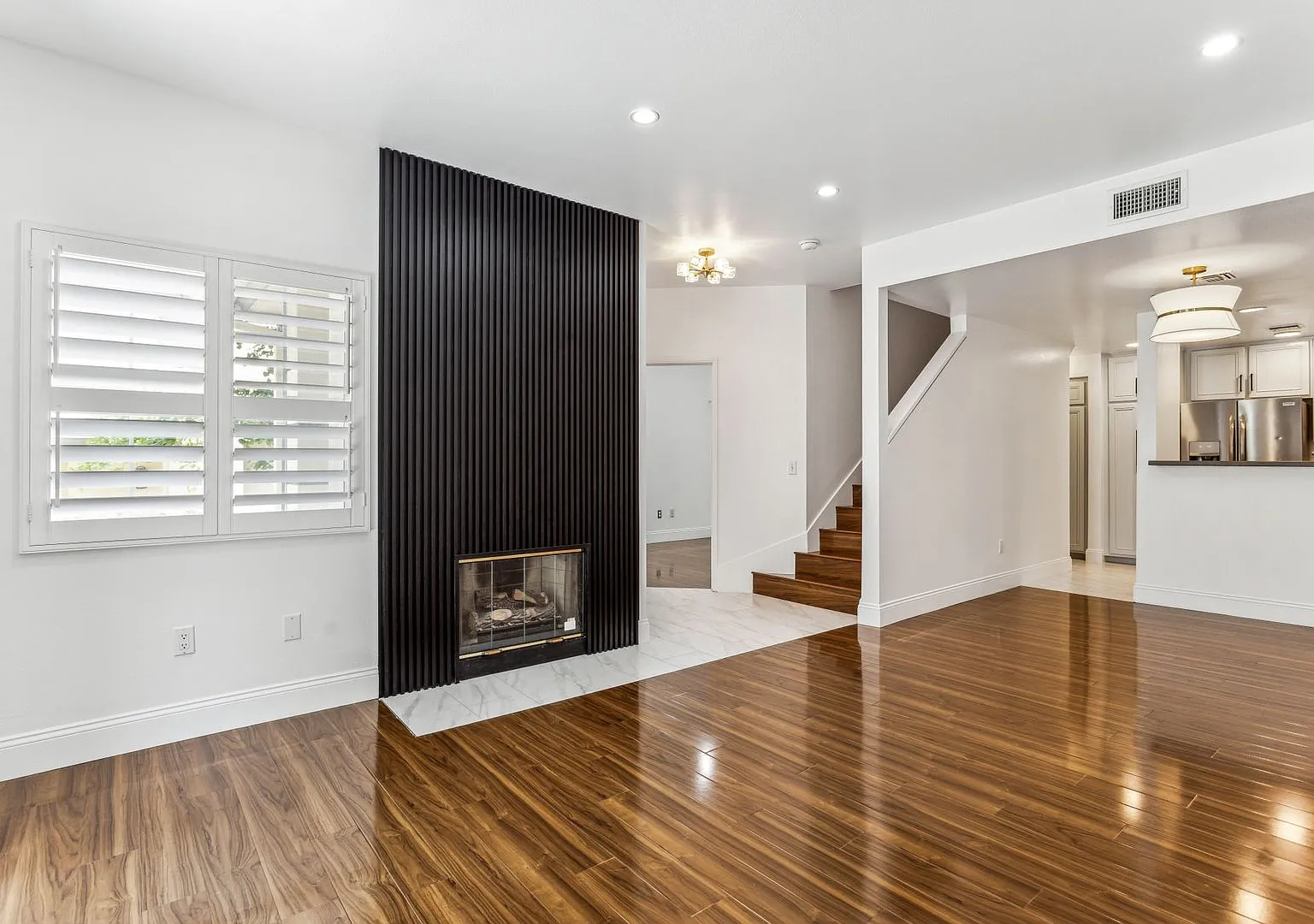 Modern 3BD/3BA Gated Townhome in Baldwin Hills with 2-Car Garage — Photo 4