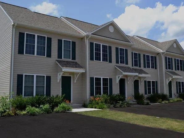 6748 Village Green Dr, Roanoke, VA 24019