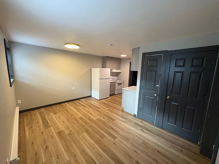 709 W 3rd St — Photo 2