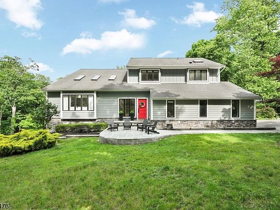 3rd image of 11 Hemlock Ln