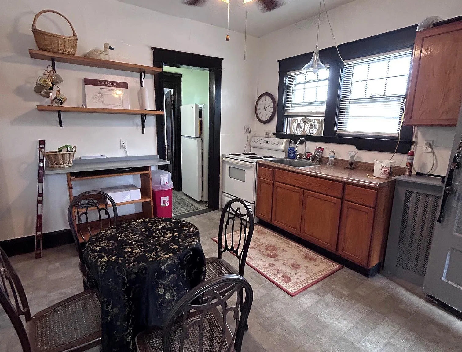 2 bed, 1.0 bath, 800 sqft, $3,000 — Photo 2