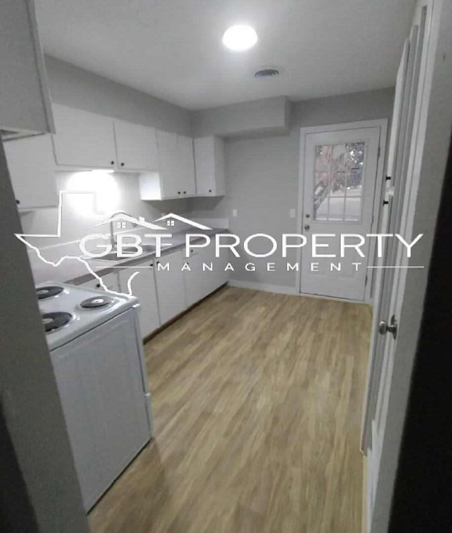 Shamrock Apartments — Photo 1
