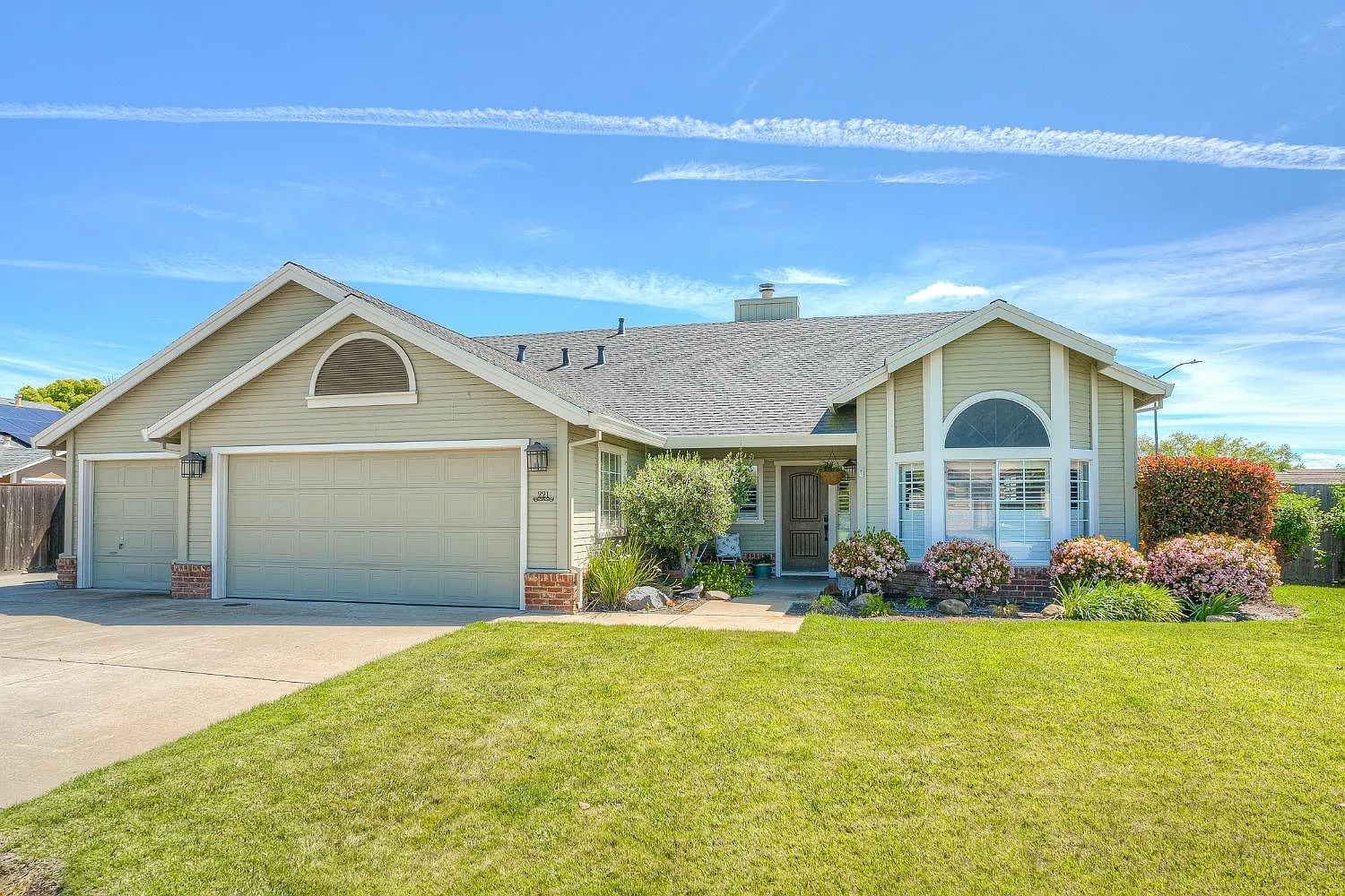 221 Country Club Dr photo 1