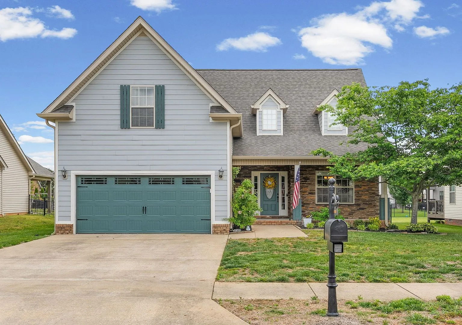 3 Bedroom House in the Beautiful Hickory Wild! With Bonus Room AND Fenced Backyard! — Photo 2