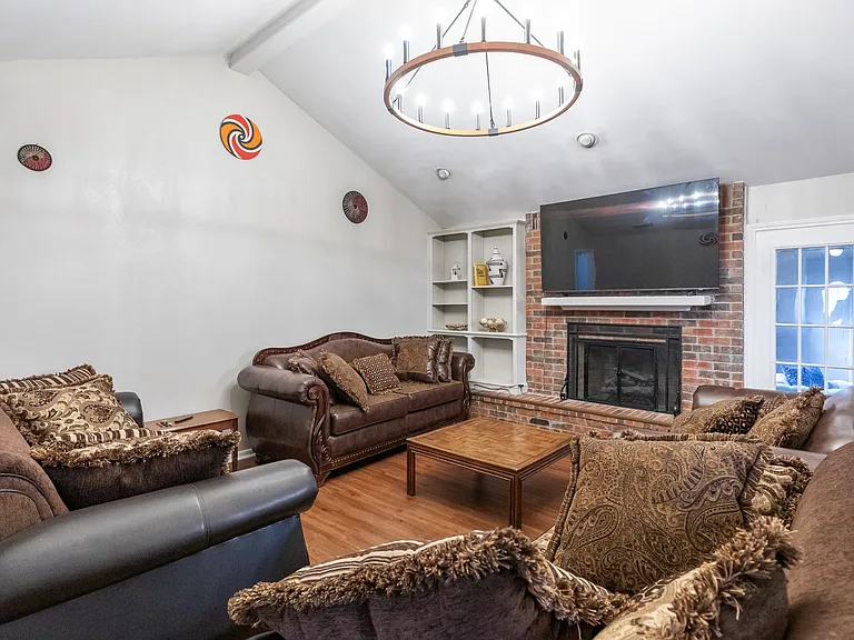 857 Chaucer Dr — Photo 1