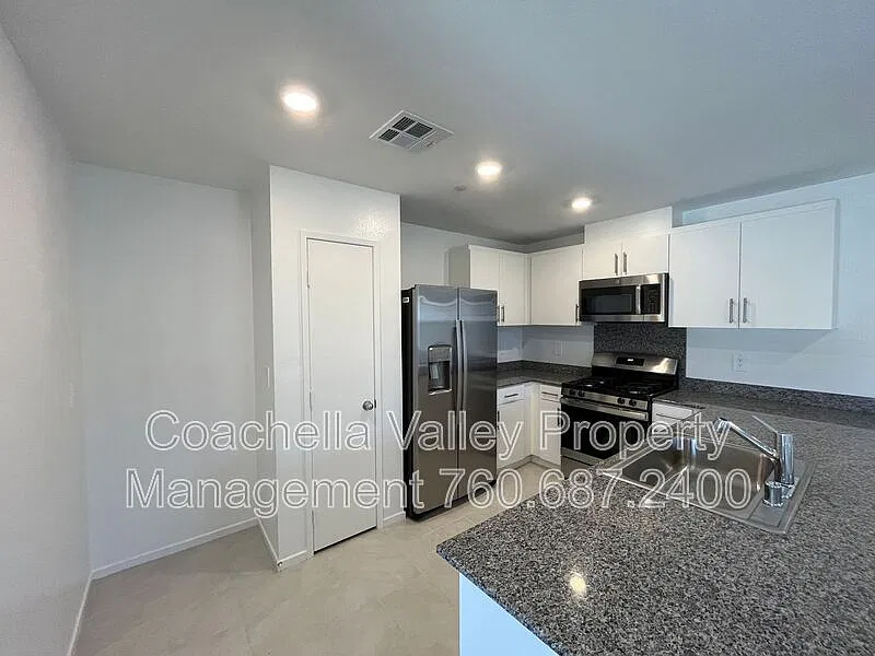 4 bed, 2.0 bath, 1692 sqft, $3,995 — Photo 2