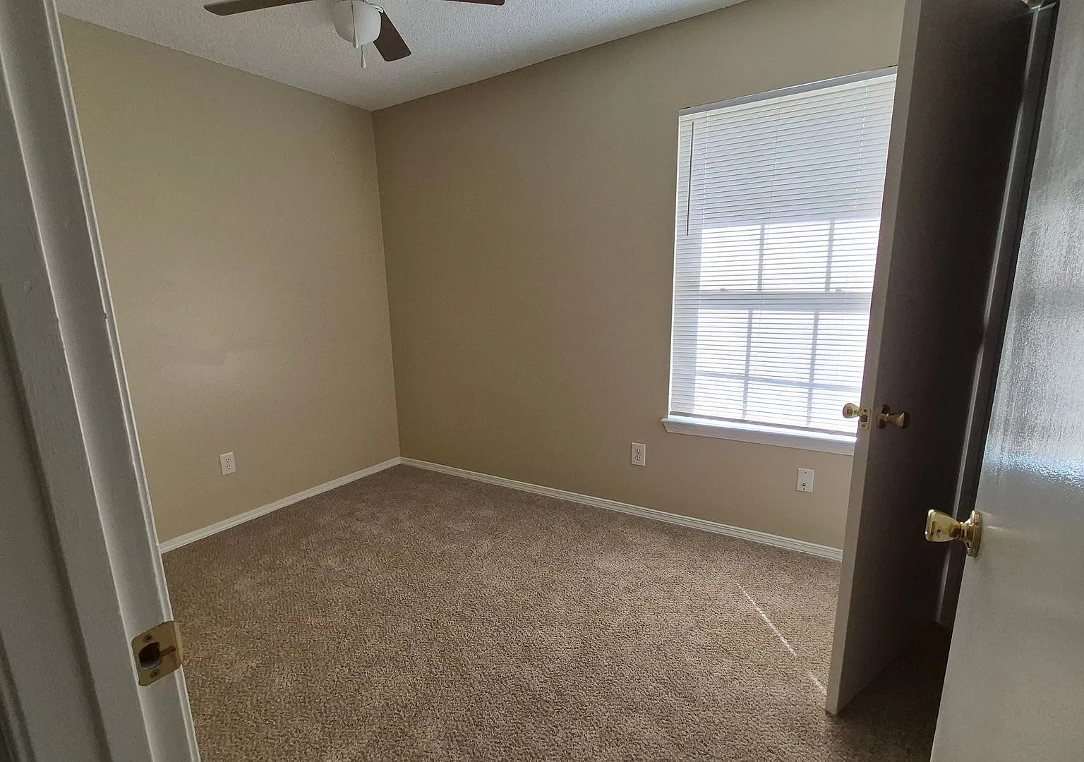 Charming Three Bedroom Two Bath Patio Home in Bay Pine Villas — Photo 4