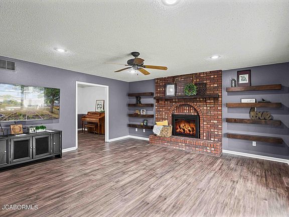 4th image of 913 Jason Rd