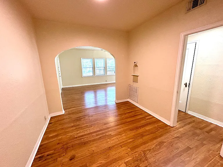 218 E Rosewood Ave — Photo 10