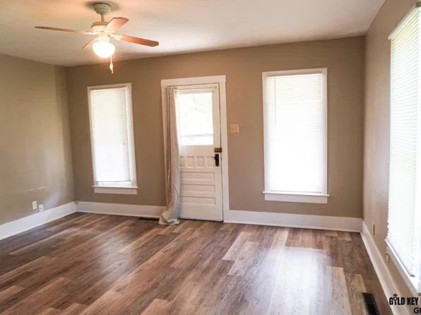 488 N 4th St, Tecumseh, NE 68450