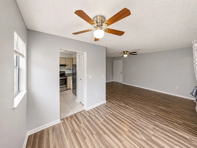 10352-10358 Hemlock St — Photo 3