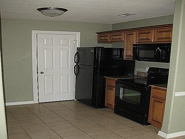 824 Oakwood Ct — Photo 8