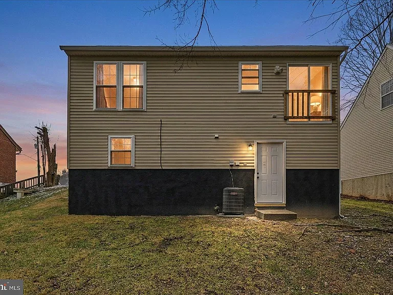 6915 Adel St — Photo 2