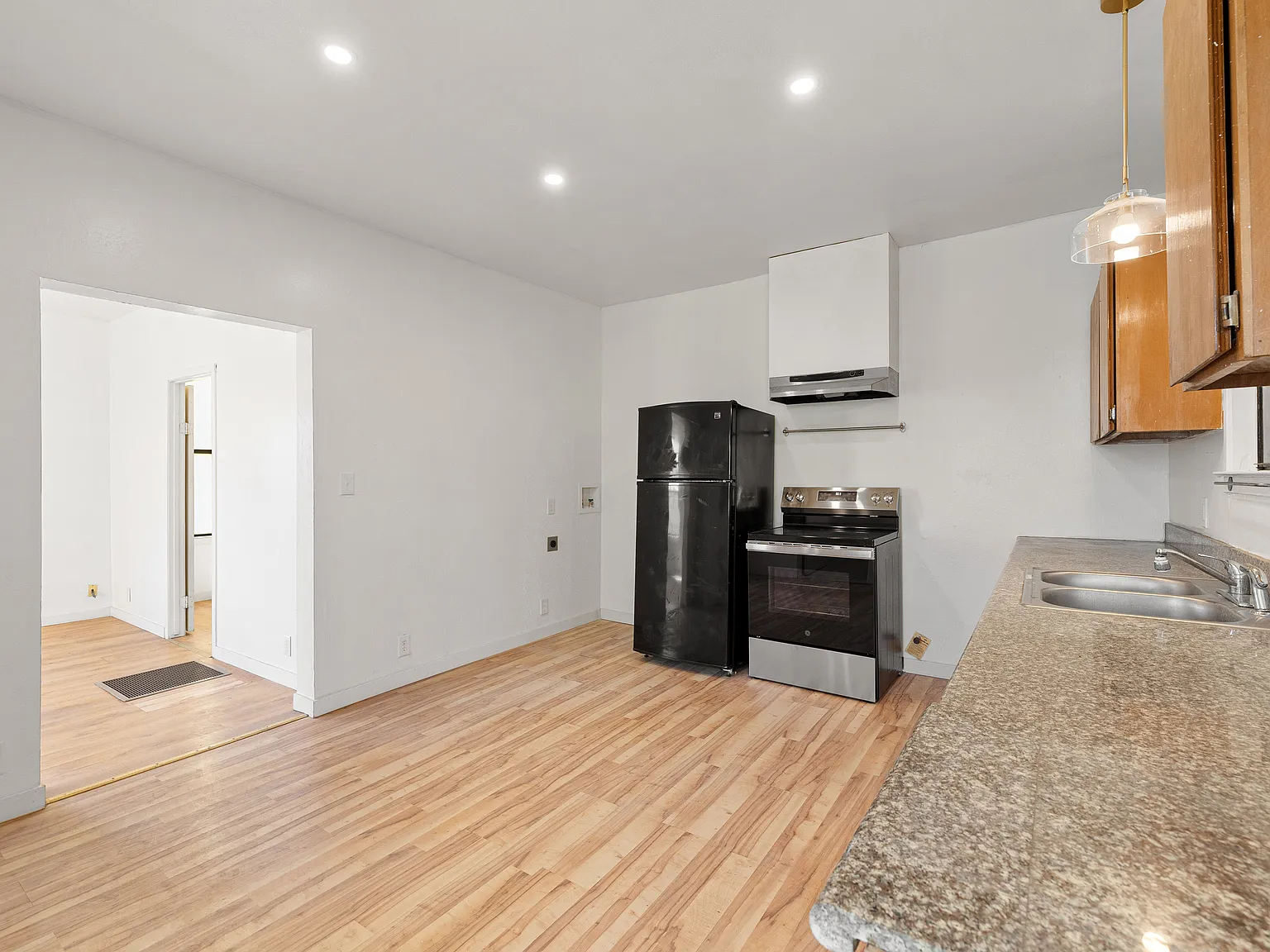 2 bed, 6534 sqft, $2,195 — Photo 4