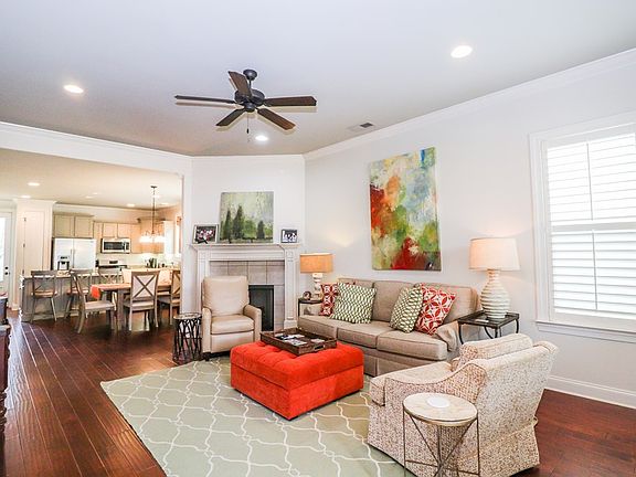 3rd image of 121 Westbury Cir