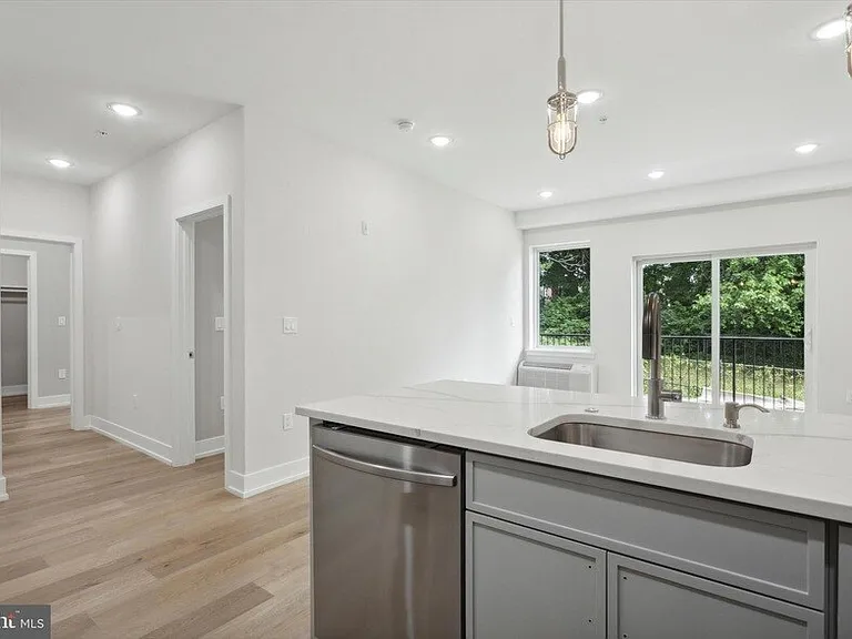 402 E Walnut Ln #3A — Photo 3