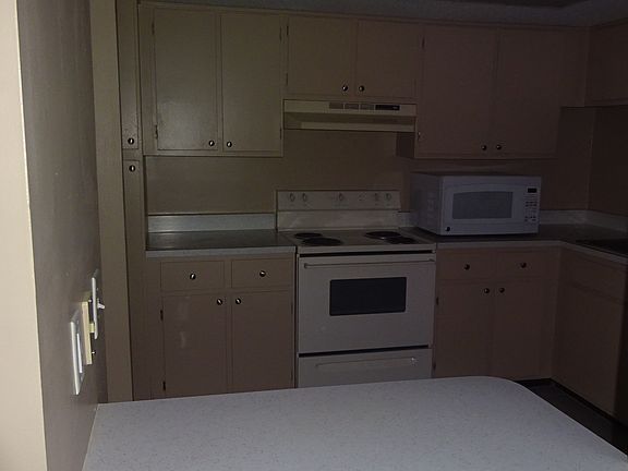 2nd image of 572 Fairways Cir #A