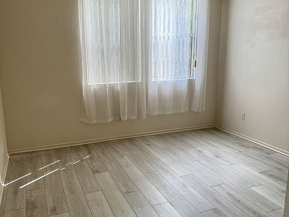 2nd image of 680 Camino De La Reina APT 2206