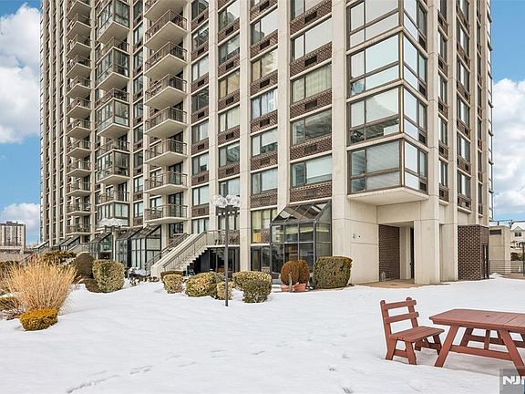 2nd image of 200 Old Palisade Rd APT 3J