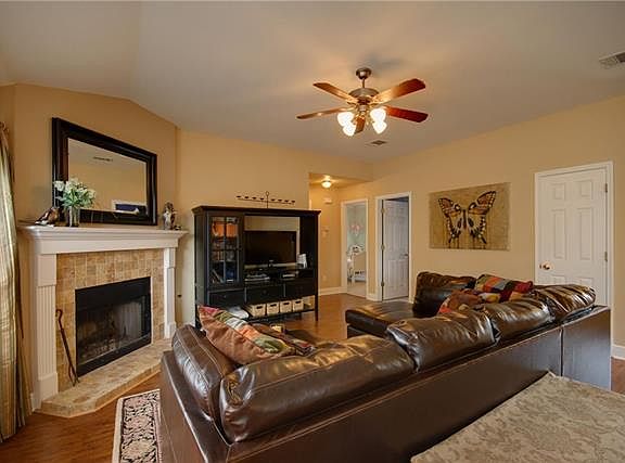 4th image of 2314 Logan Dr