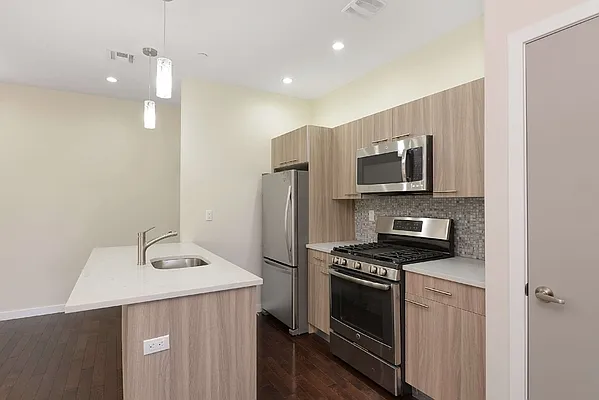 Rented by Julia Shildkret Real Estate Group | media 8