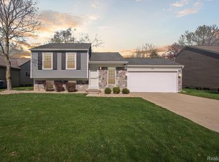 5786 Kings Arms Rd, Waterford, MI 48327